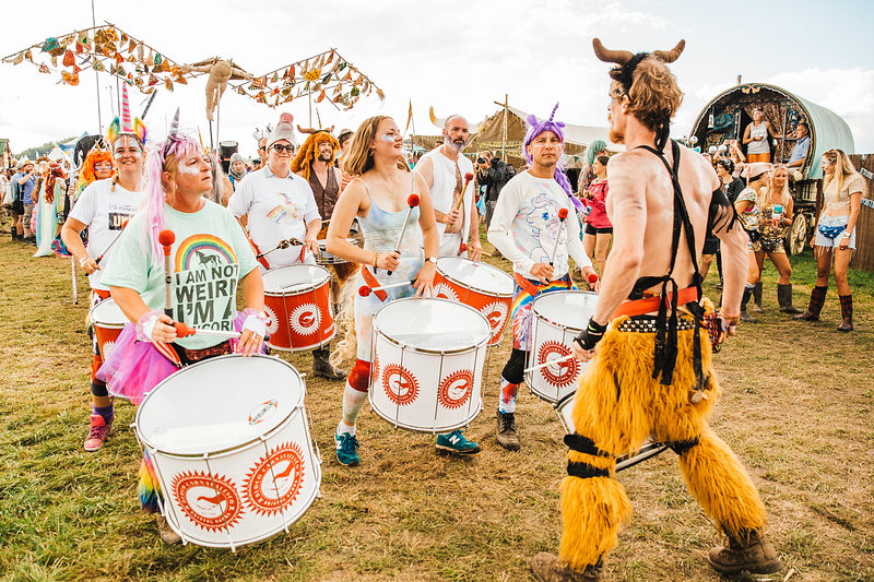 I festaioli in costume da fiore possono godersi il bel tempo allo Shambala  Festival, Northamptonshire, Regno Unito Foto stock - Alamy