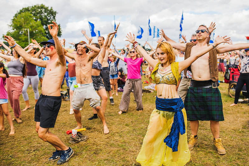 I festaioli in costume da fiore possono godersi il bel tempo allo Shambala  Festival, Northamptonshire, Regno Unito Foto stock - Alamy